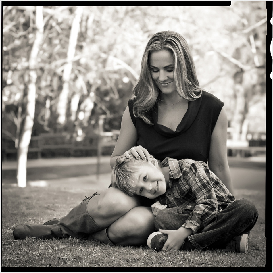 Mother and son. Необычные фотосессии мамы с сыном. Черно белая фотосессия с малышом. Необычная фотосессия с сыном. Фотосессия мама и два сына.