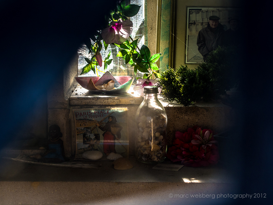 tomb interior, pere lachaise cemetery, paris, picture