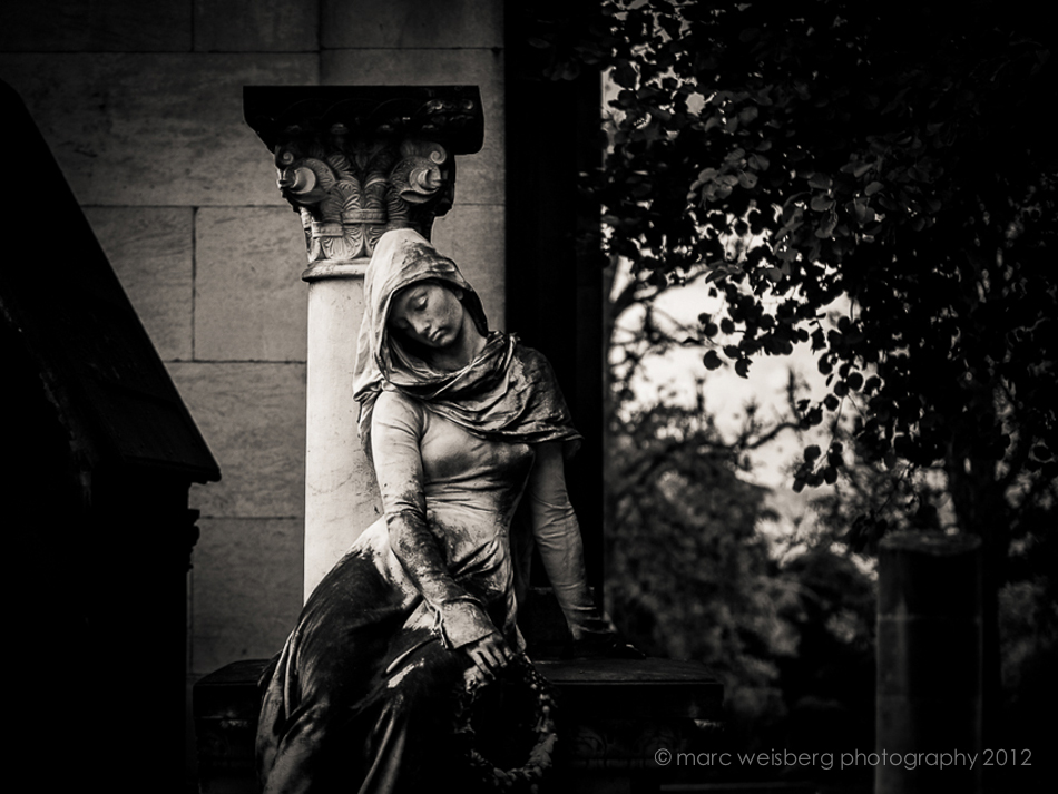 black and white photograh, pere lachaise cemetery, paris, picture